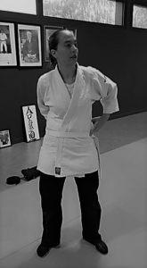 Morgane FALLON nouant sa ceinture d'aïkido