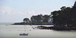 voilier échoué à marée basse dans le port d'Auray