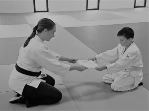 Remise du niveau d'aïkido par Morgane FALLON à Nathan Grennepois au dojo de Plougoumelen en septembre 2019