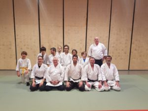 Participants, jeunes et adultes, au stage d'aïkido d'automne sous la supervision de Martin Florentin à Plougoumelen