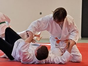 prise mains nues entre un ado et un adulte au dojo de Plougoumelen