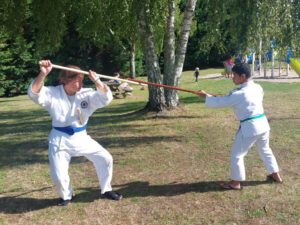 Jeune exercice avec jo en extérieur au complexe sportif de plougoumelen