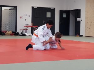 jeunes excercice mains nues aïkido au dojo de Plougoumelen